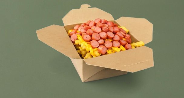 Πατάτες τηγανητές με sauce cheddar & hot dog